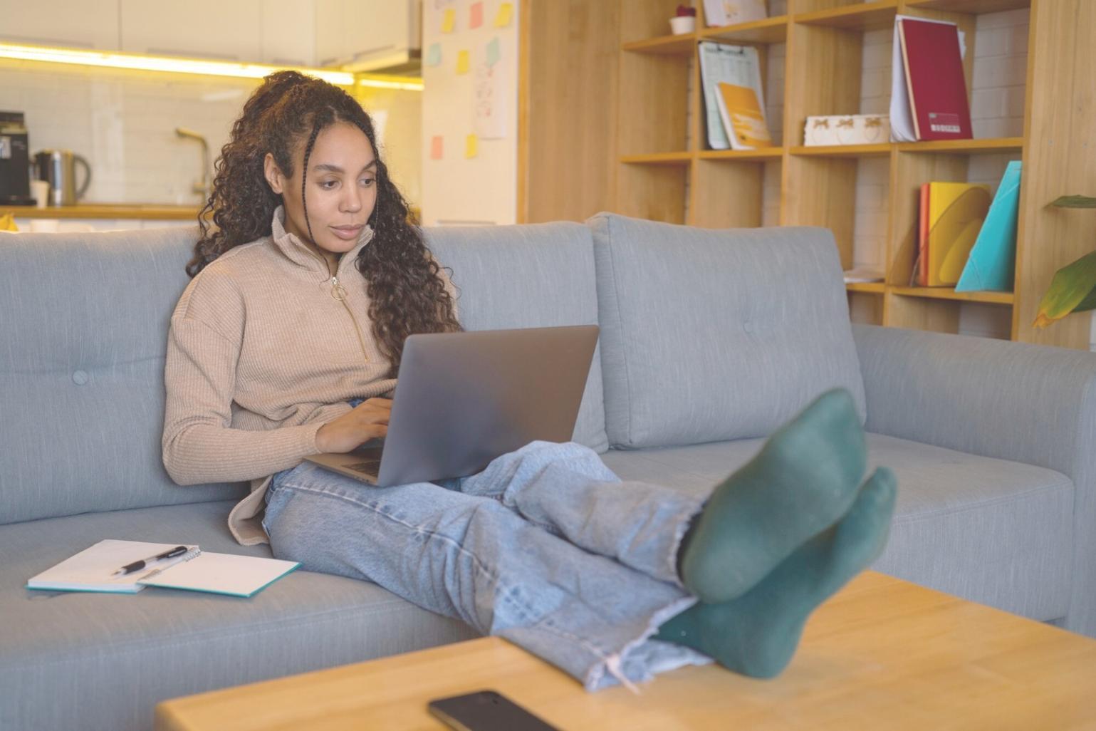 Espace de travail avec documents budgétaires et ordinateur